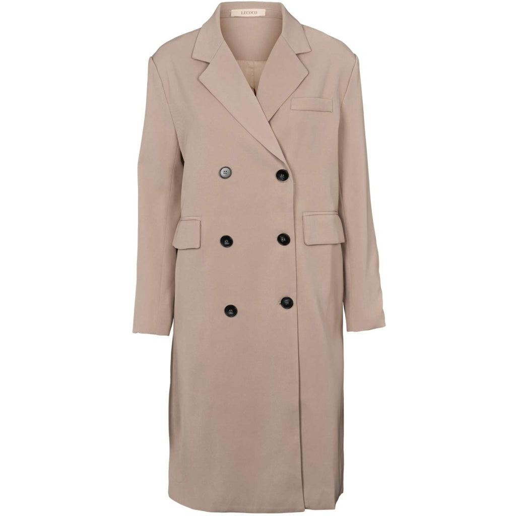 LeCoCo, Klassisk trenchcoat, dobbeltradet og med knapper.