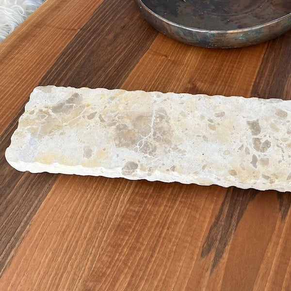 Marmor serverings bræt på ben, beige. Cutting Board, marble. Beige