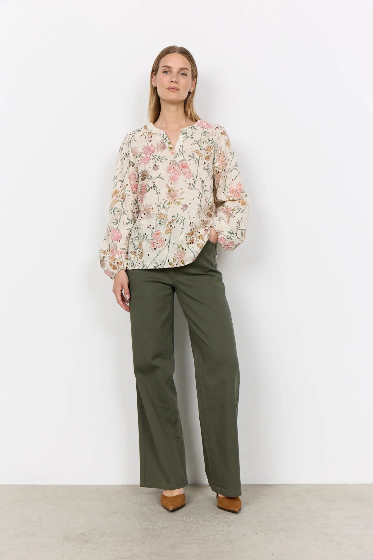 Bluse, creme med smukt blomstermønster