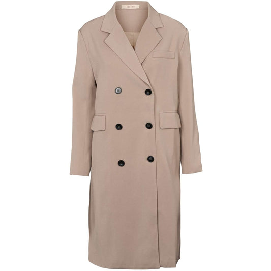 LeCoCo, Klassisk trenchcoat, dobbeltradet og med knapper.