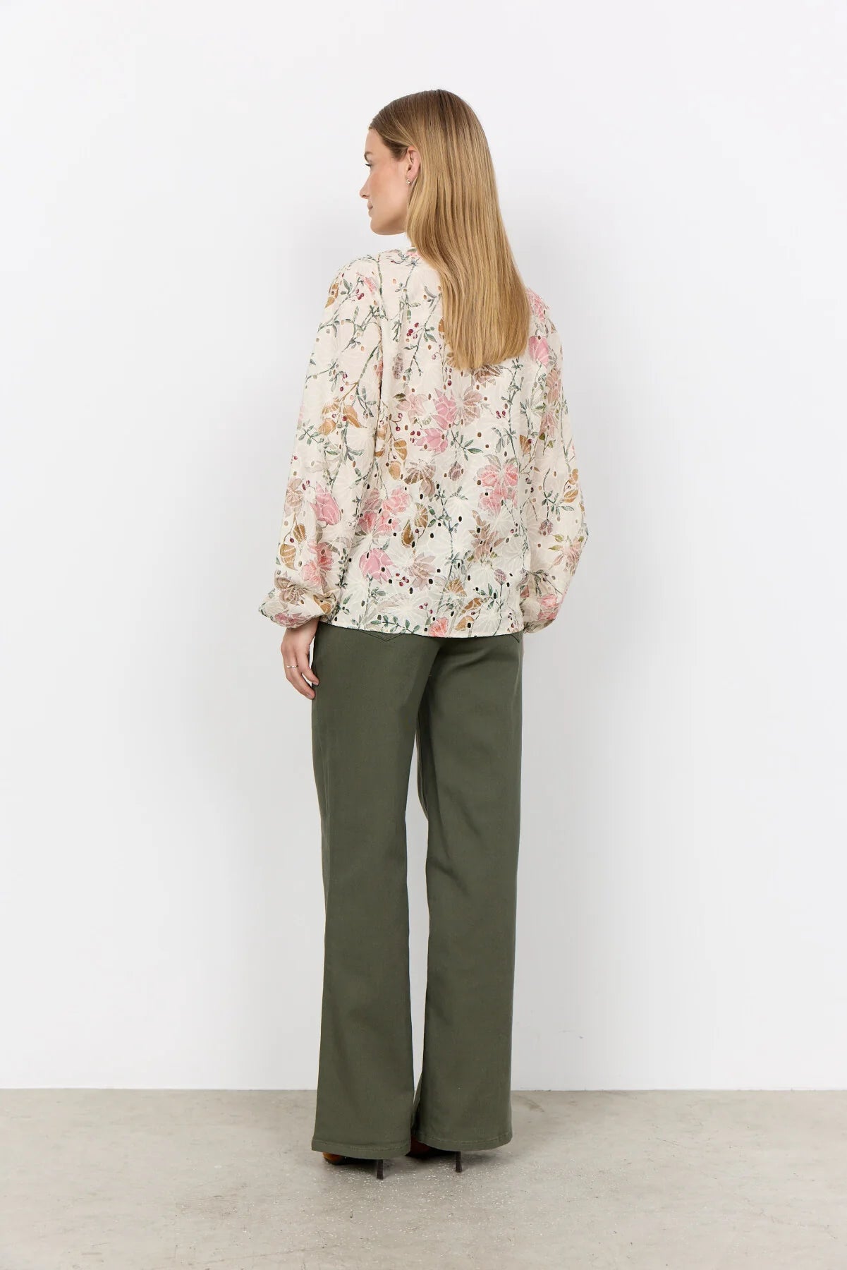 Bluse, creme med smukt blomstermønster