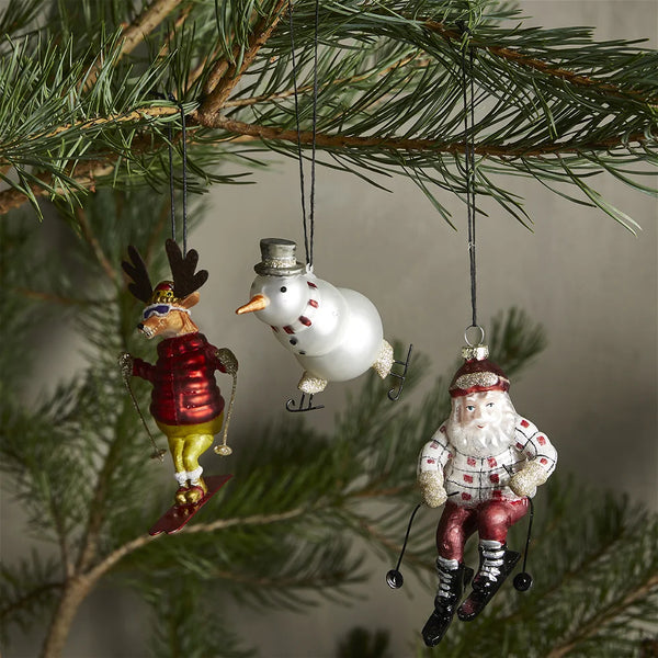 Julekugle; Snemand på skøjter. Mål: 5,3x6,5x12 cm