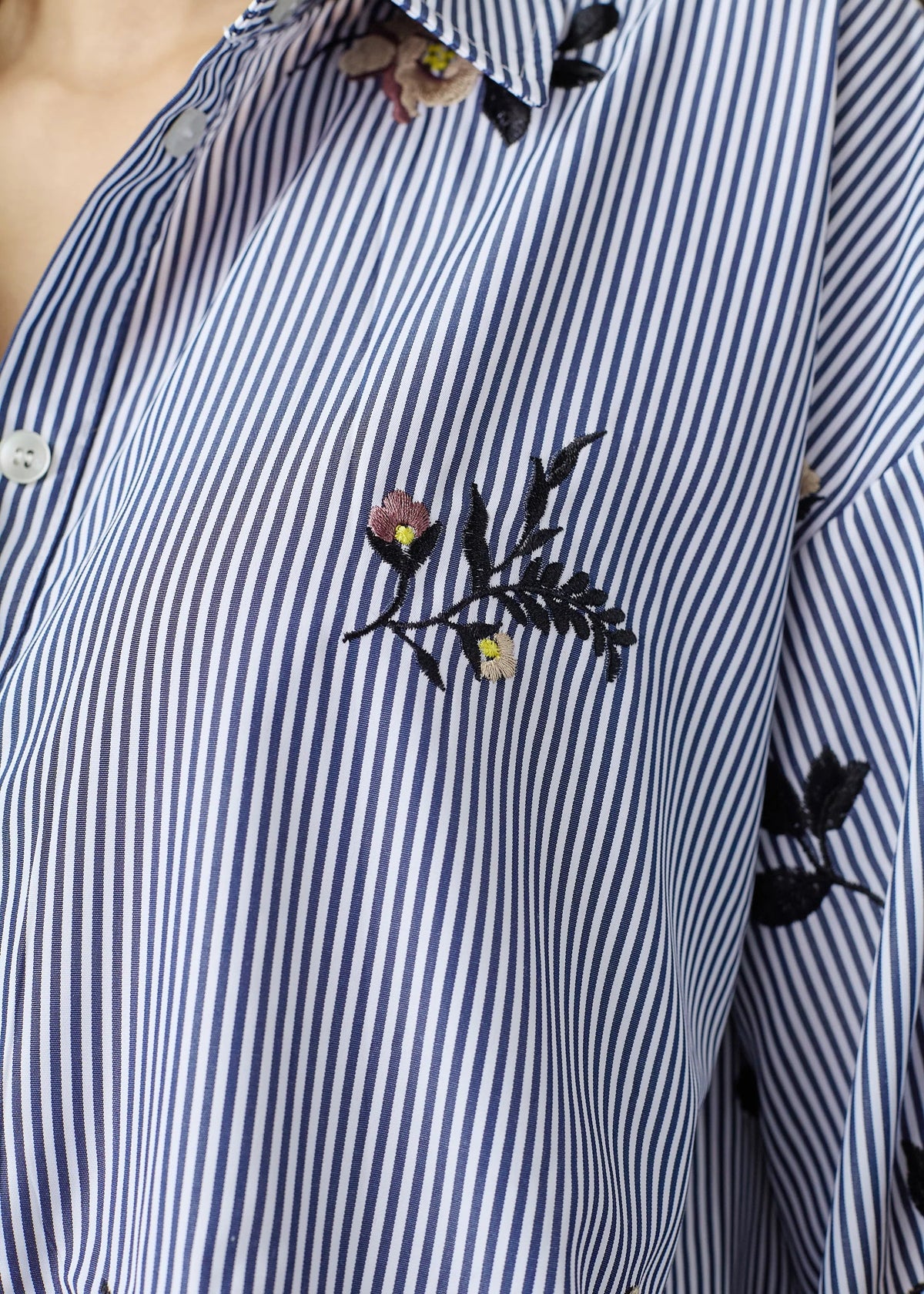 Skjorte, blåstrib med broderi
