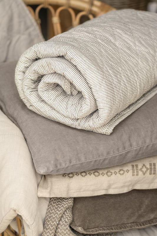 Quilt; creme/jordfarvede striber