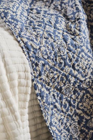 Vattæppe, Quilt. Blå m/naturfarvet blokmønster