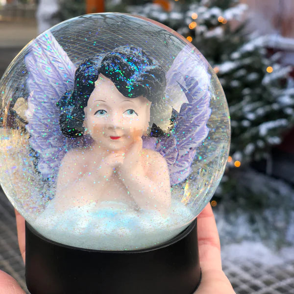 Snow Globe fra RGA; LILLA ENGEL SNEKUGLE / SORT