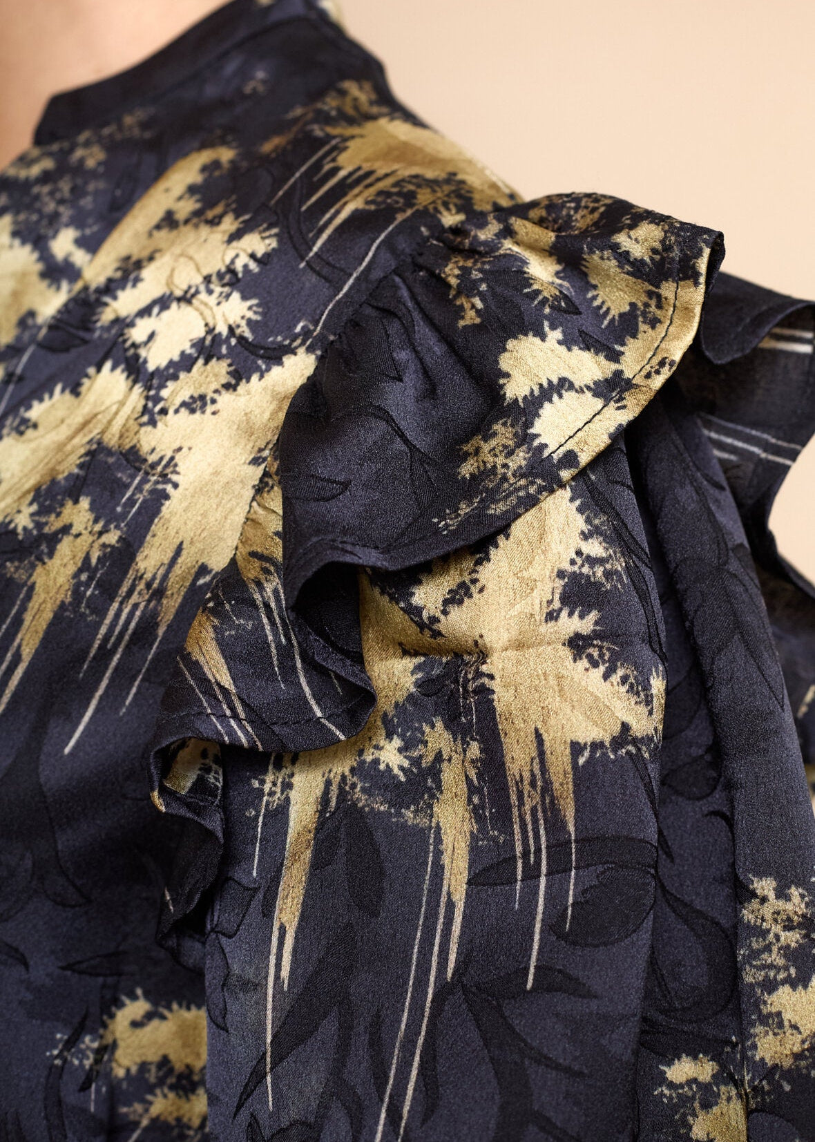 Skjorte, Love & Divine.