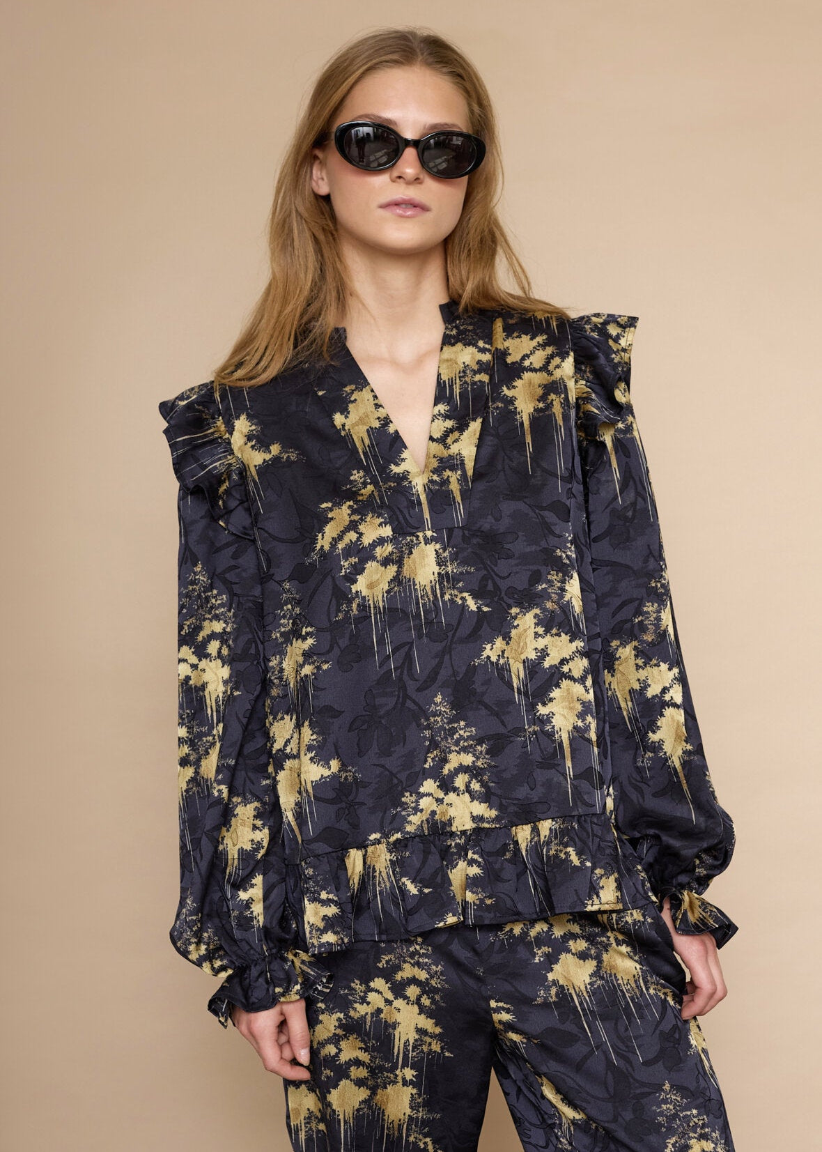 Skjorte, Love & Divine.