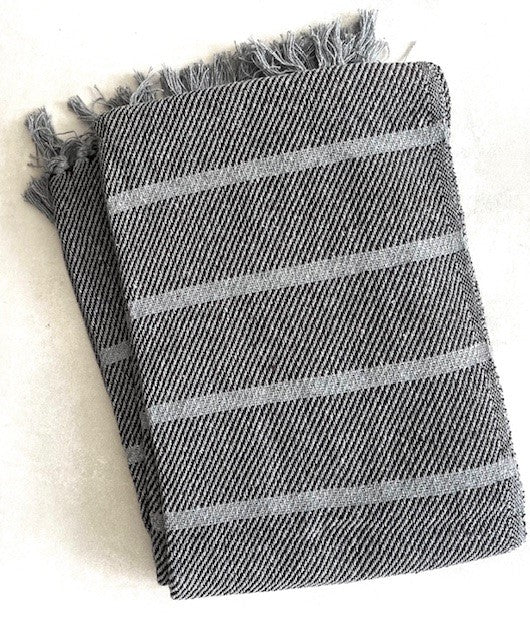 Plaid, stribet grå/kaffe. Mål 130 x 180