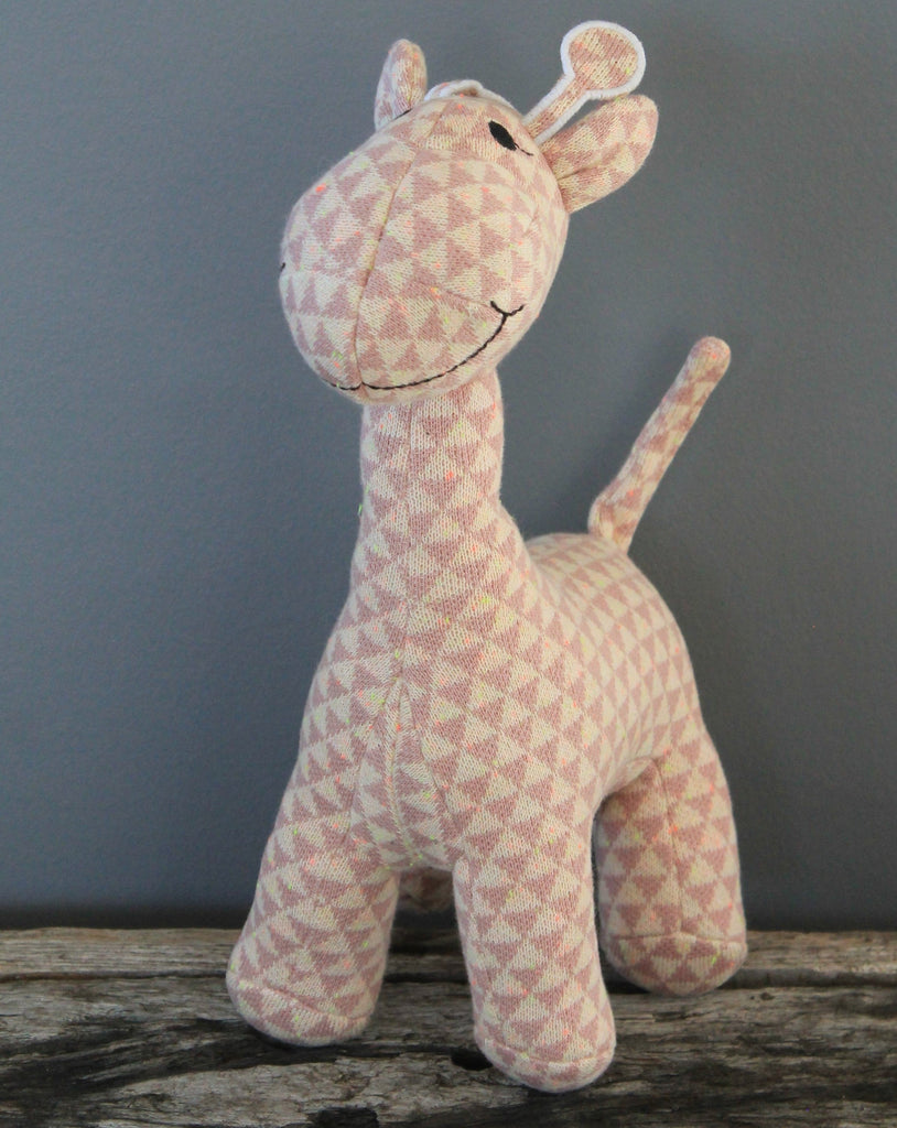 Pudedyret Giraf - lys rosa/creme mønstret.