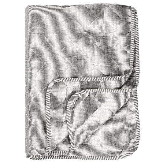 Quilt/vattæppe; hvide og mørkegrå striber.